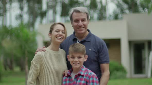 Family with one child, portrait alt