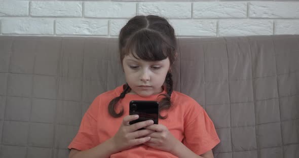 Emotional Teen in Internet alt