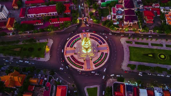 Traffic Around Illuminated Independence Monument In Phnom Penh, Cambodia - Sunset To Night Hyperlaps alt
