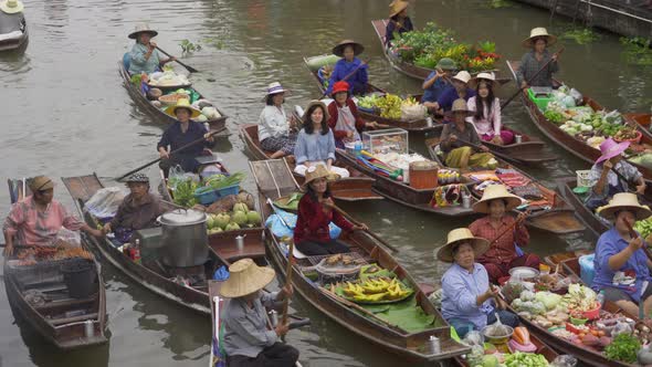 Damnoen Saduak Floating Market or Amphawa. Local people sell fruits, traditional food on boats alt