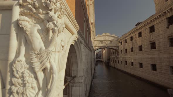 Bridge of Sighs in morning light, Wide shot, Venice, Italy alt