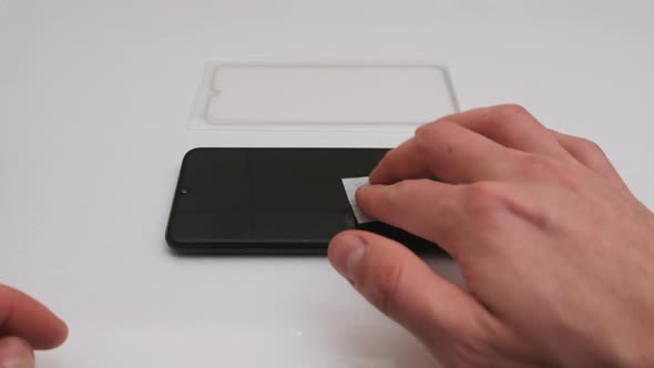 Preparing to Replace the Protective Glass on a Smartphone Degreasing Screen alt