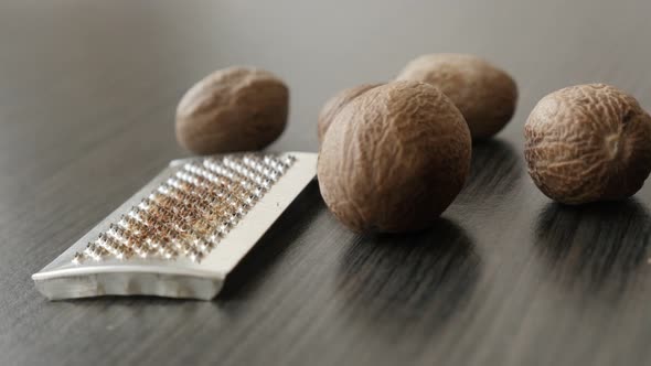 Shallow DOF mini grinder and Myristica fragrans pieces 4K 2160p 30fps UltraHD panning footage - Asso alt