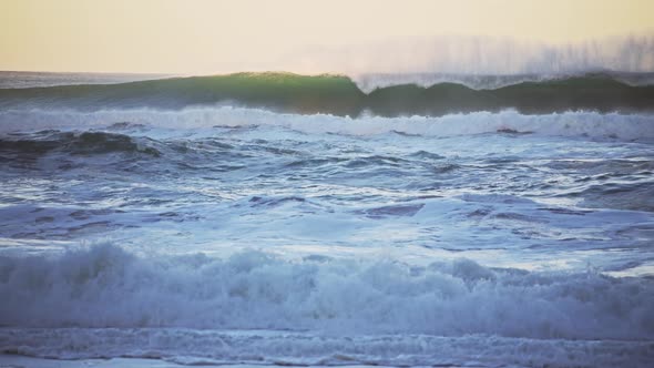 Big Waves Breaking Ocean Seascape Background with Copy Space in Orange Sunset Light, Sea Crashing Be alt