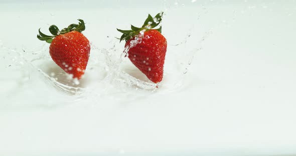 900020 Strawberries, fragaria vesca, Falling on Water, Slow Motion 4K alt