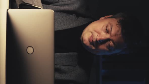 Night Online Meeting Business Man Laptop Vertical alt