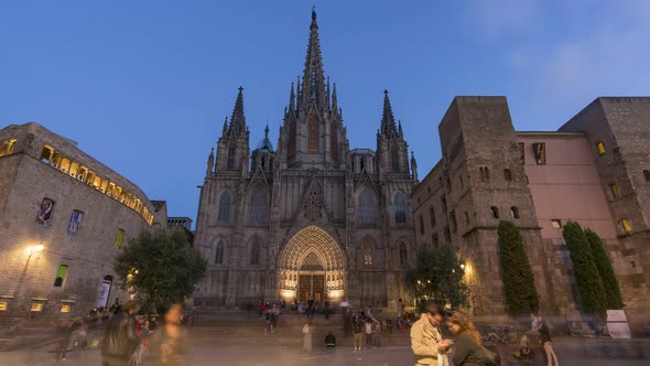 Timelapse video of Barcelona Cathedral at night alt