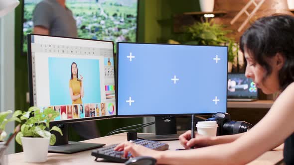 Screen with Chroma Key Mock-up alt