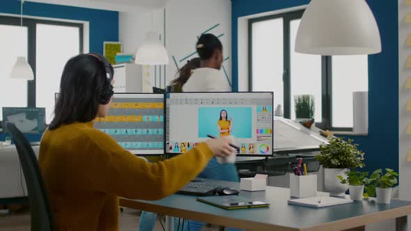 Graphic Editor Retouching Photos of a Client on Performance PC alt