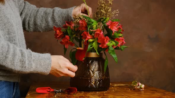 Florist Makes Flower Arrangement for Valentine's Day alt