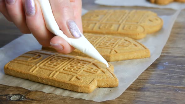 Brown Gingerbread Frosting alt