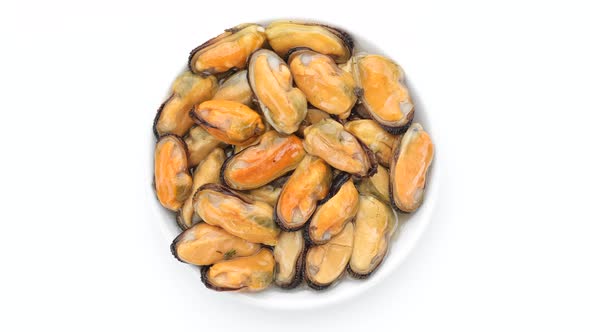 mussels on a plate top view rotation alt