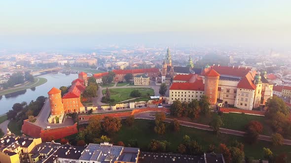 Krakow, Poland, Wawel Royal Castle and Cathedral, Vistula River alt