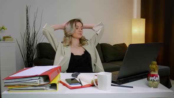 Have an important business chat. Successful serious business woman portrait. alt