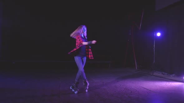 Charming European Smiling Girl on Roller Skates Performs Various Turns and Elements, Skating in alt