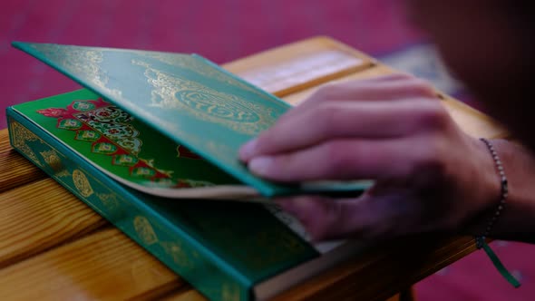 Man Who Recite the Quran Mosque alt