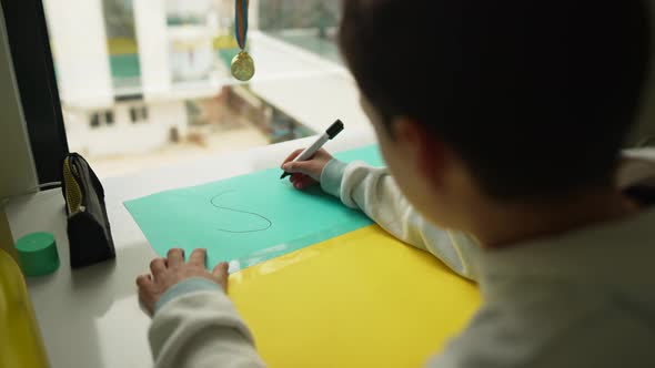 Children Making Ukraine Protesters Stand with Signs Against War alt