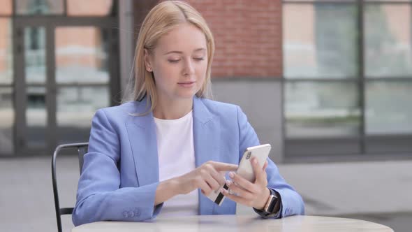 Online Shopping by Young Businesswoman on Smartphone alt