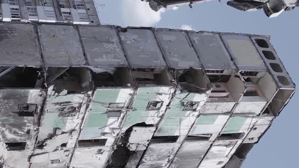 Vertical Video of a Wartorn Building in Ukraine alt