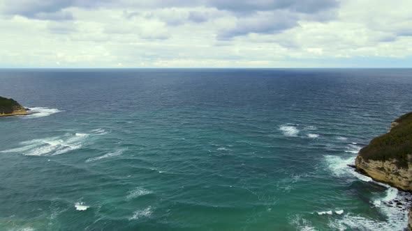 High and powerful waves coming fast to the beach, waves in winter day alt
