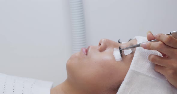 Procedure of eyelashes extension in salon alt