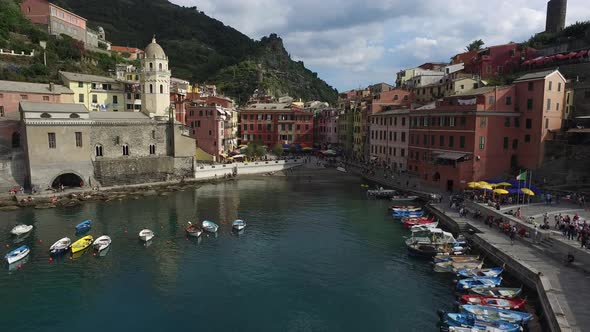 Aerial view of Vernazza village in Cinque Terre  alt
