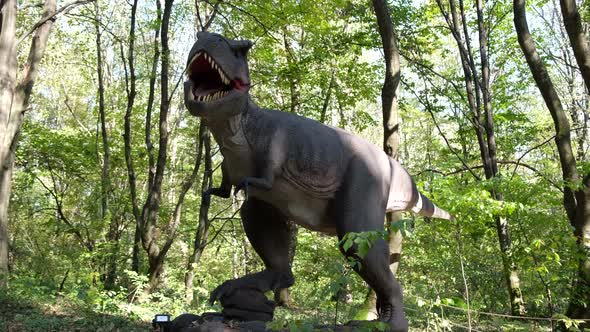 Rubber Moving Model of a Dinosaur Predator in an Amusement Park alt