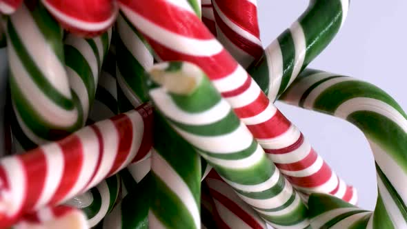 Vertical orientation video: Christmas candy cane caramels alt