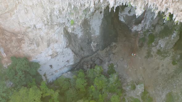 Aerial top view of tourist sprinkle the rope at Spirit Well Cave, Pang Mapha District, Mae Hong Son alt