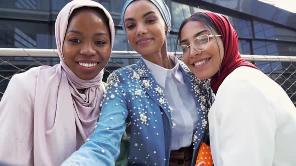 Arabian girls going out in the city alt