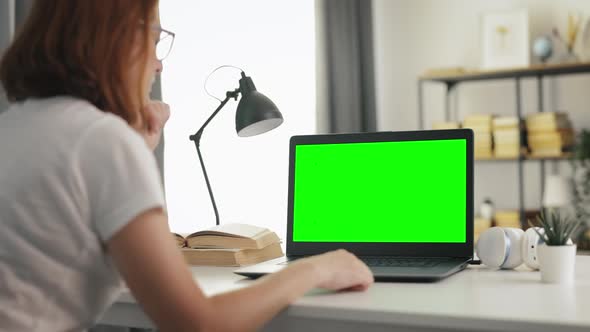 Laptop with Chroma Key Screen alt