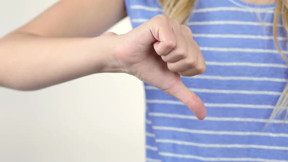 Thumbs Down, Close Up alt