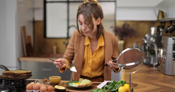 Businesswoman in a Hurry to Work in the Morning alt