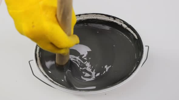 The process of mixing the gray can of paint. Close up. 4k alt