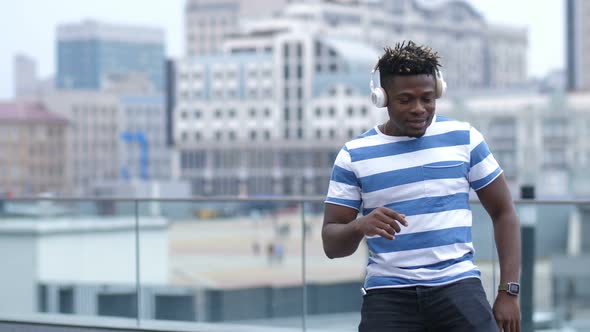 Male Dancer Perfoming Afrohouse Dance Outdoors alt