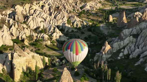 4K Aerial view of Goreme. Colorful hot air balloons fly over the valleys. alt
