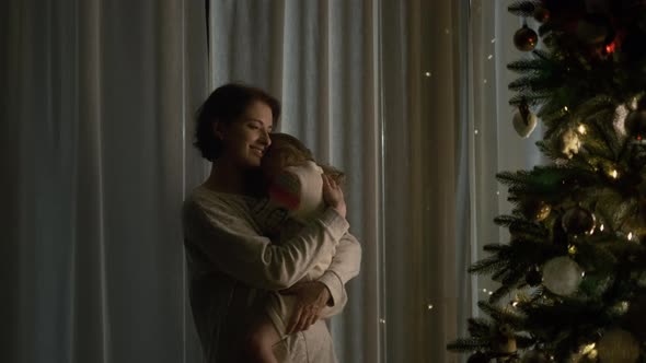 New Year. Little Girl Sleeping In Mom's Hands. alt