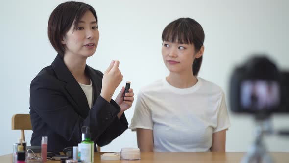 A woman who introduces how to apply makeup through a video distribution alt