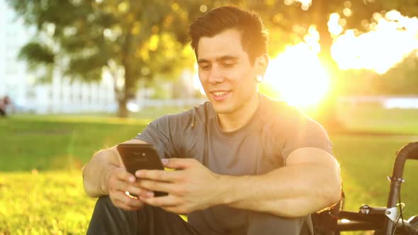 Man with bike relaxing at park in Chicago alt
