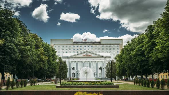Gomel Belarus Julne 06 2018 Fountain In Square Overlooking The Gomel Regional Universal Library alt
