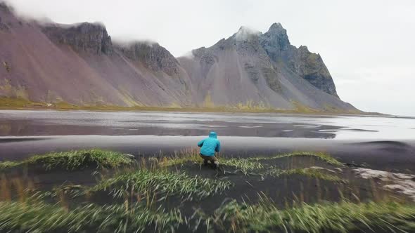 a photographer setting up a shot in horn beach iceland alt