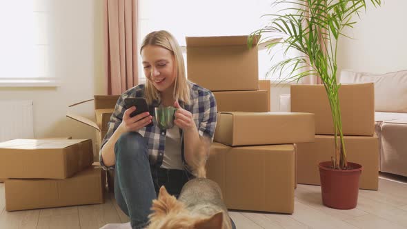 The Woman Took a Break During the Move