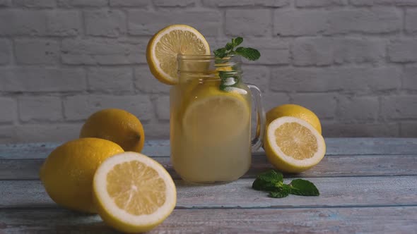 4K - Glass with natural lemon juice alt
