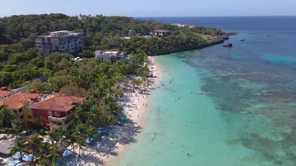Drone footage of the beautiful Roatan island, Honduras. Over the beach. West Bay. alt