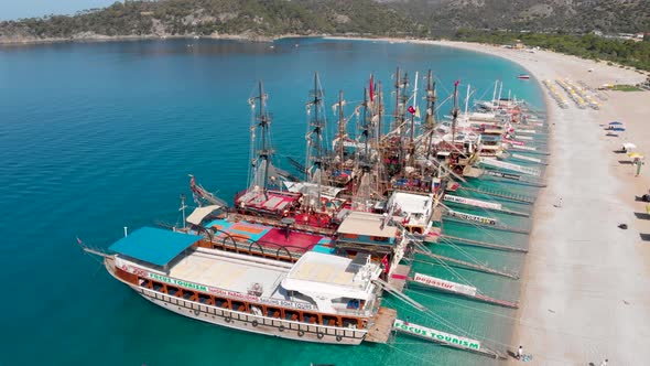 4k Aerial view of Oludeniz beach and boats, Yacht stationed on the beach in Fethiye Turkey, Summer v alt