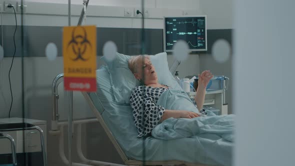 Woman with Coronavirus Symptoms Asking for Medical Help alt