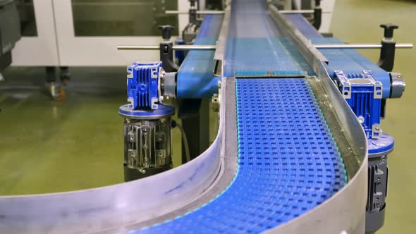 Empty conveyor waiting for products in a factory alt
