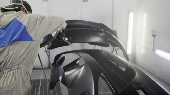 Master Is Processing Details of Automobile By Anti-corrosion Liquid, Spraying alt