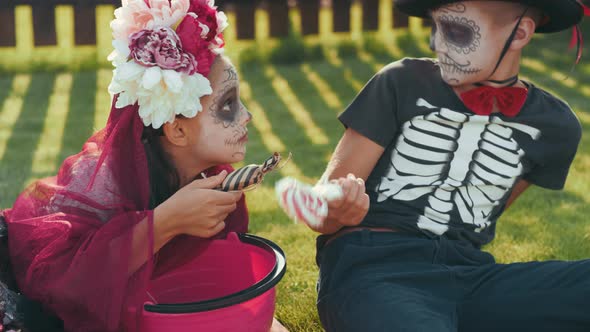 Kids Sharing Their Candy after Trick or Treating alt