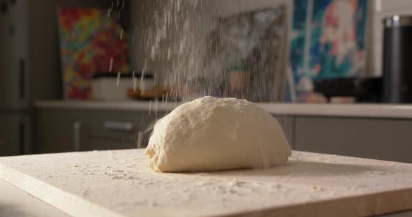 Cooking Dough Sprinkled with Flou alt